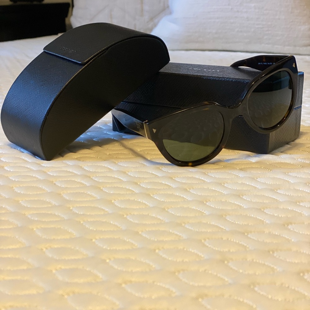 Prada sunglasses - Picture 4 of 5